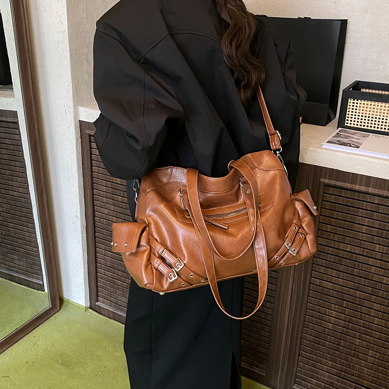 秋冬复古大容量包包女2025新款时尚旅行包机车包通勤单肩腋下包女