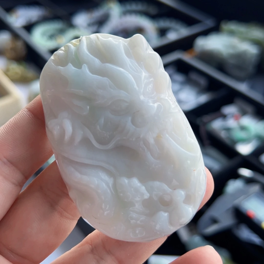 翡翠未镶嵌颈饰龙