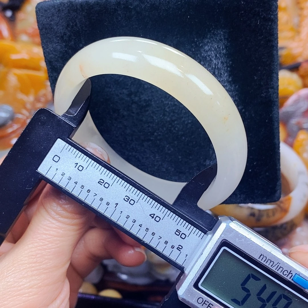 未镶嵌石英质玉（黄龙玉）颈饰