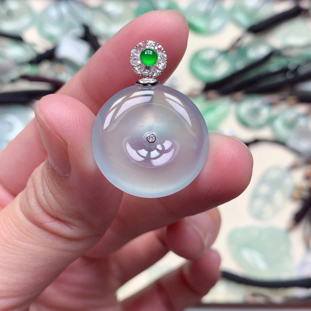 翡翠18K金镶嵌颈饰扣子