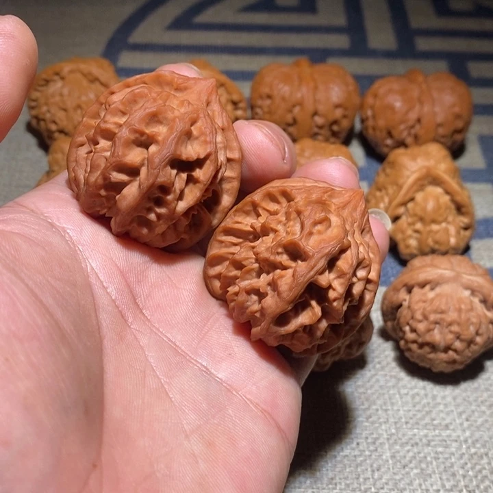 刘***立文玩核桃吊坠大龙