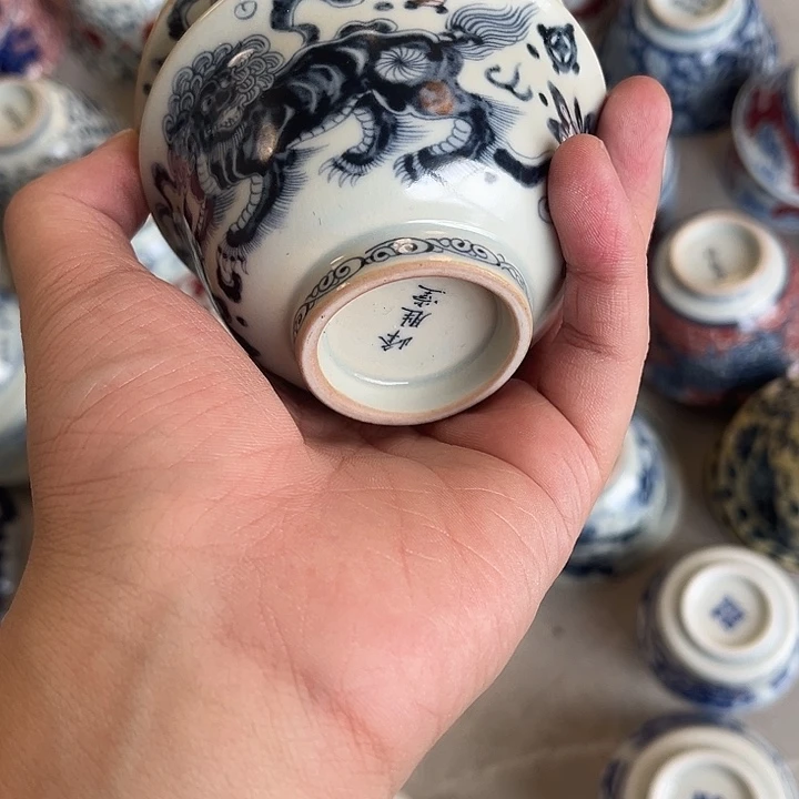 摆件景德镇青花狮子滚绣主人杯