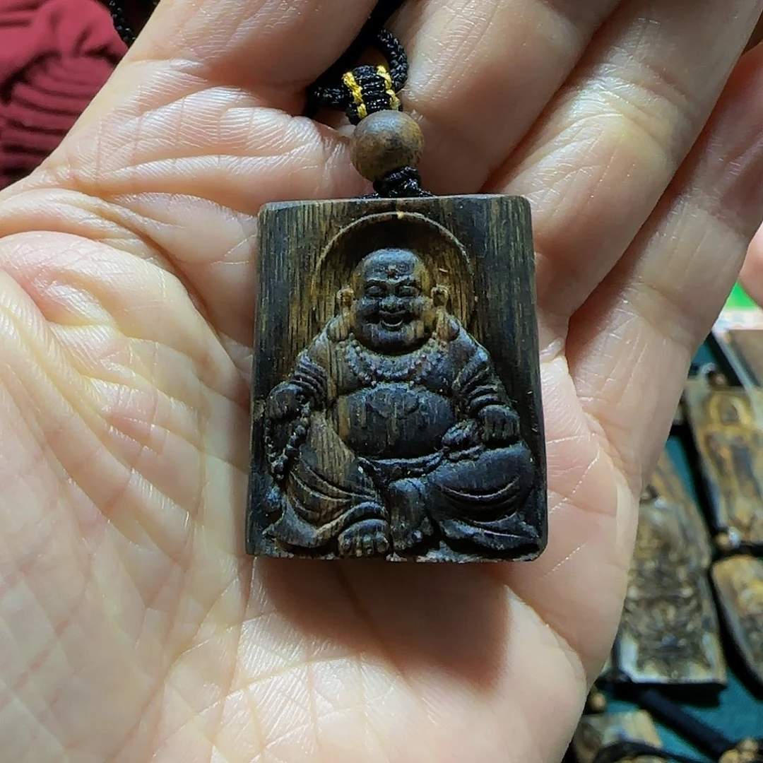 沉香吊坠海南白奇糖结老料雕刻佛公带绳7克