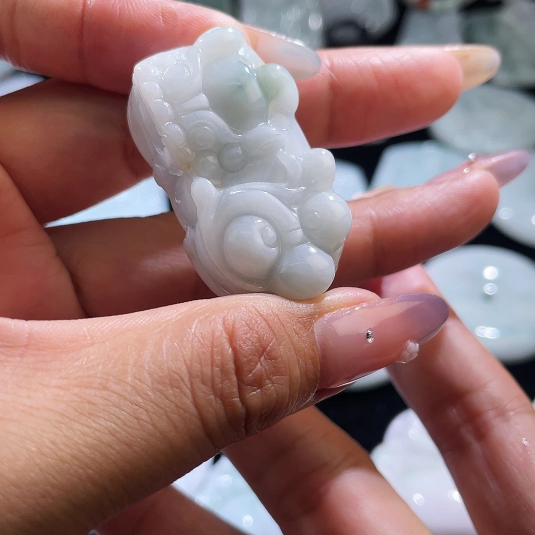 翡翠未镶嵌颈饰貔貅