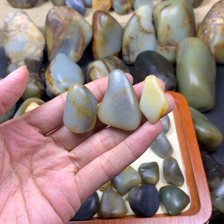 和田玉未镶嵌颈饰朝**月