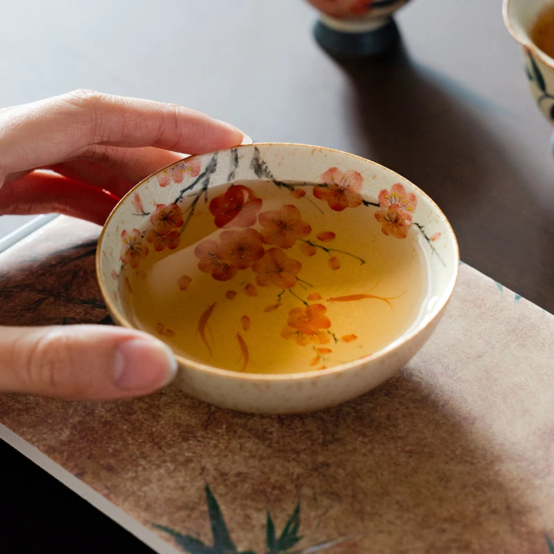 （阿萌茶事）青花火石红纯手绘梅花-尘茗普洱杯