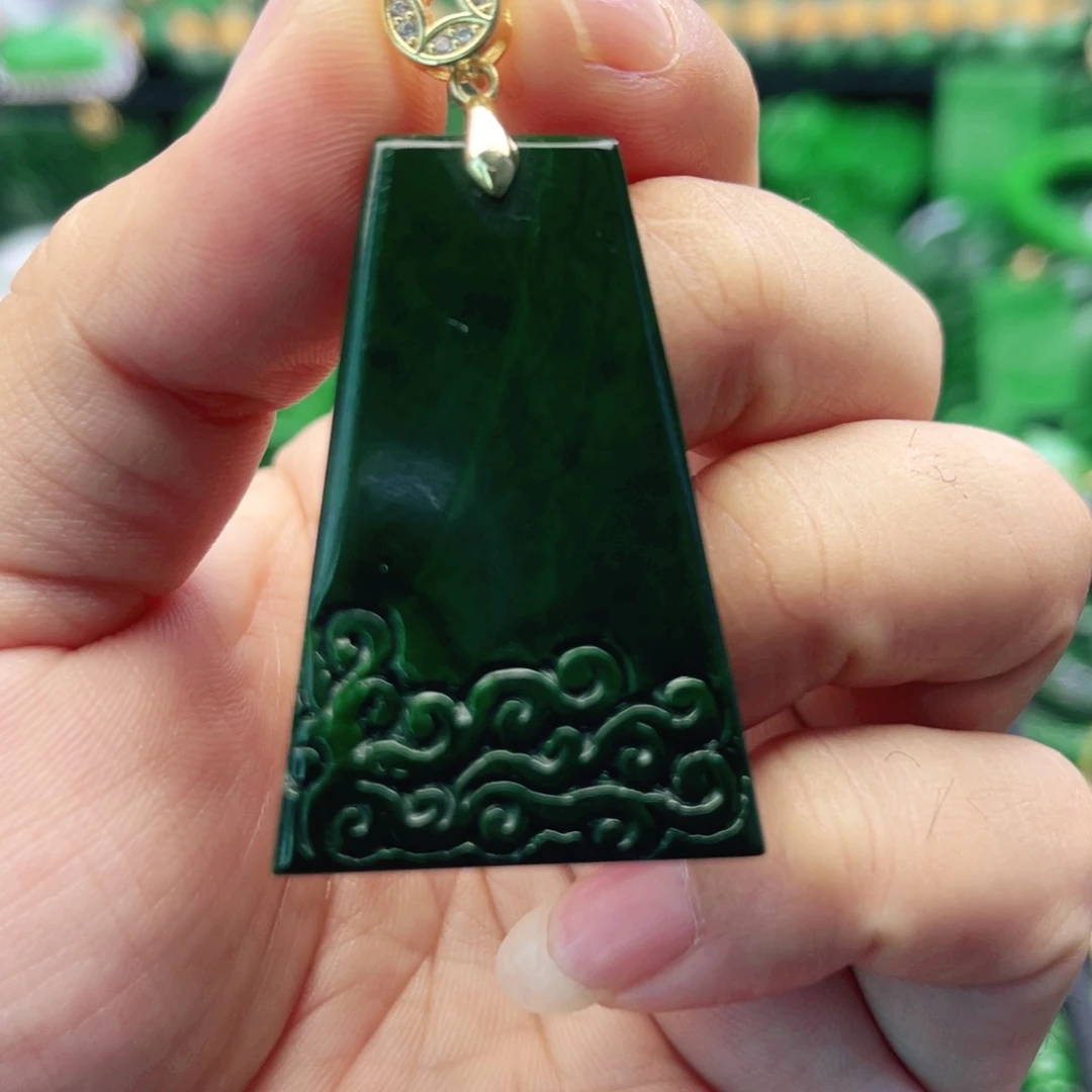 只买单纯的吊坠，没带链子，属的性质。墨翠