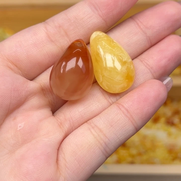 扬***九未镶嵌吊坠(不含链)蜜蜡