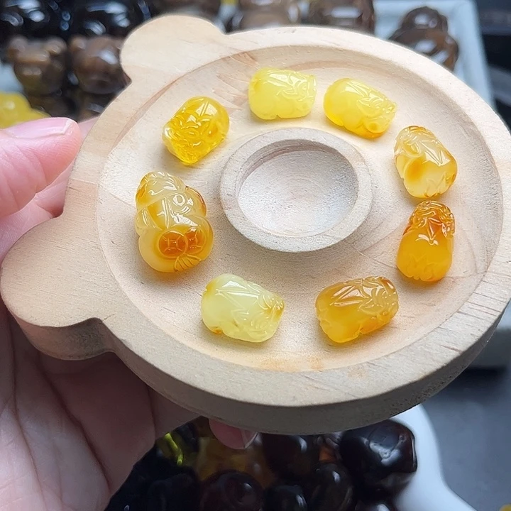 琥珀颈饰未镶嵌貔貅
