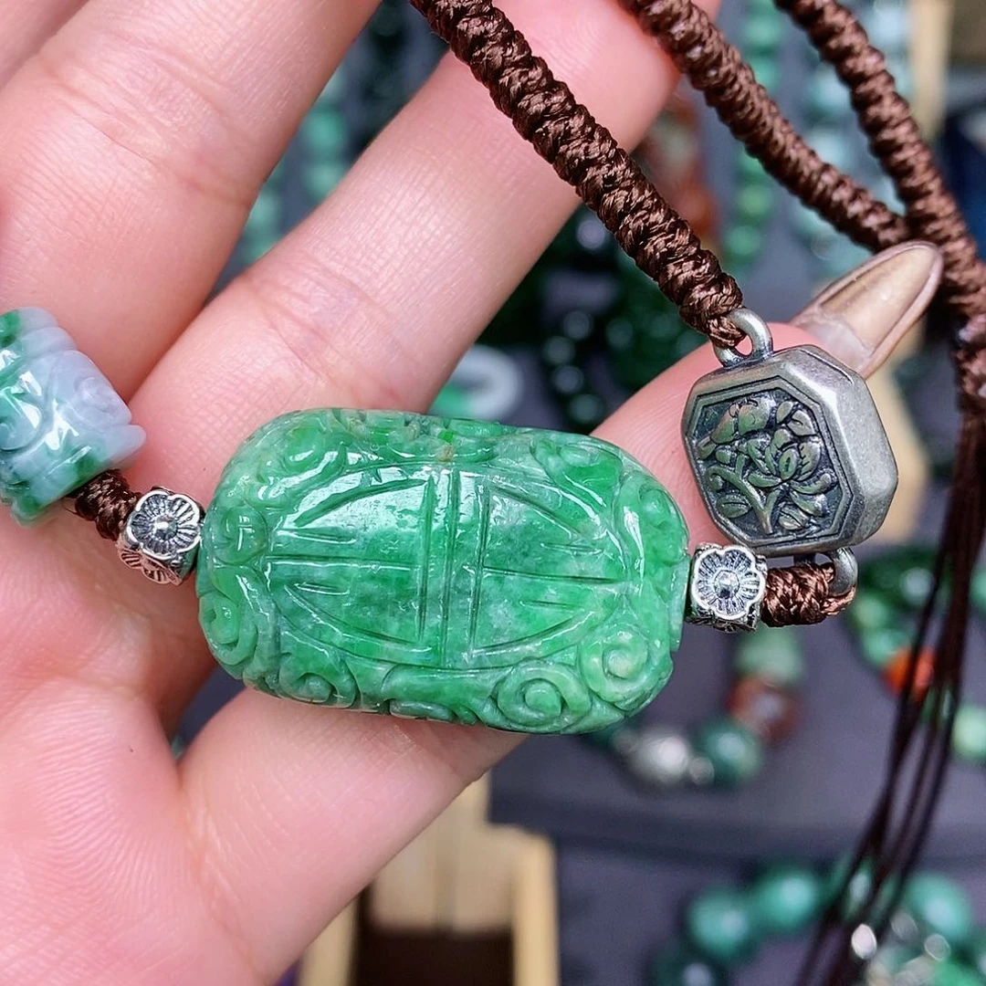 翡翠颈饰未镶嵌漂亮美眉