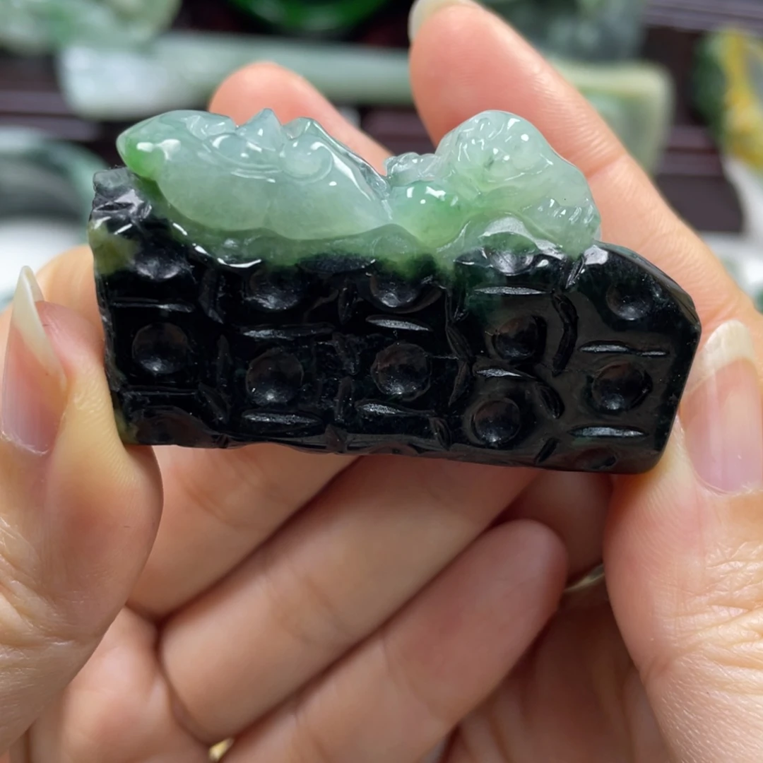 翡翠未镶嵌颈饰牌子