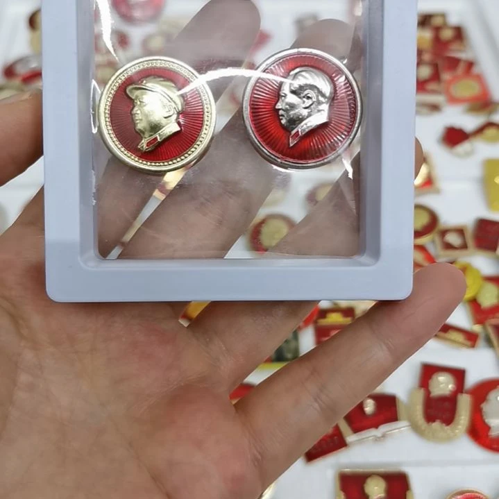 其他普通金属步**云红色收藏纪念章2枚