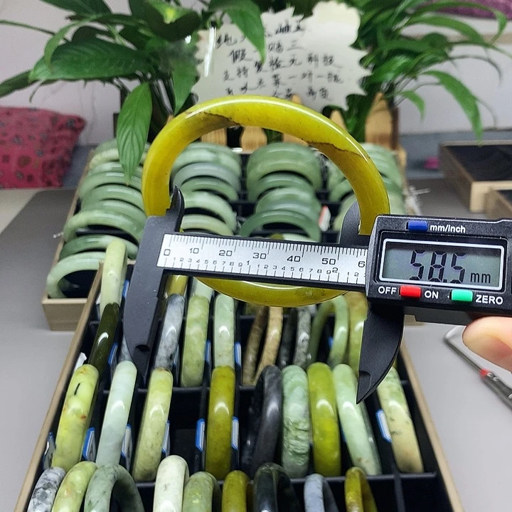 未镶嵌蛇纹石玉手镯81