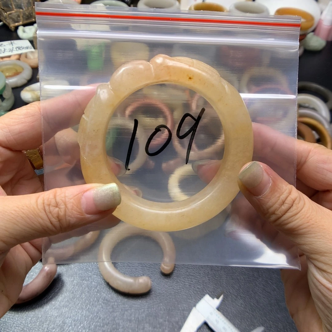 石英质玉手镯未镶嵌小***笑