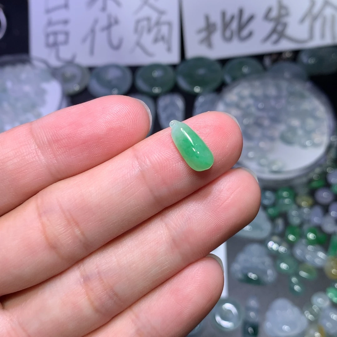 翡翠未镶嵌颈饰福瓜