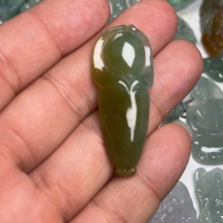 翡翠未镶嵌颈饰玉兰花