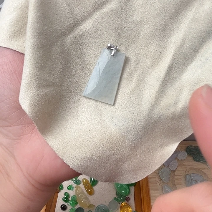 翡翠未镶嵌颈饰无事牌