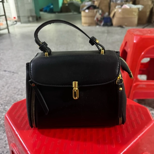 韩版黑色斜挎包包气质手提式单肩斜挎包包盖单根