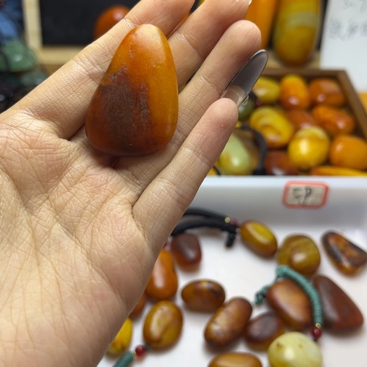 阿***乐和田玉（糖玉）未镶嵌珠宝半成品