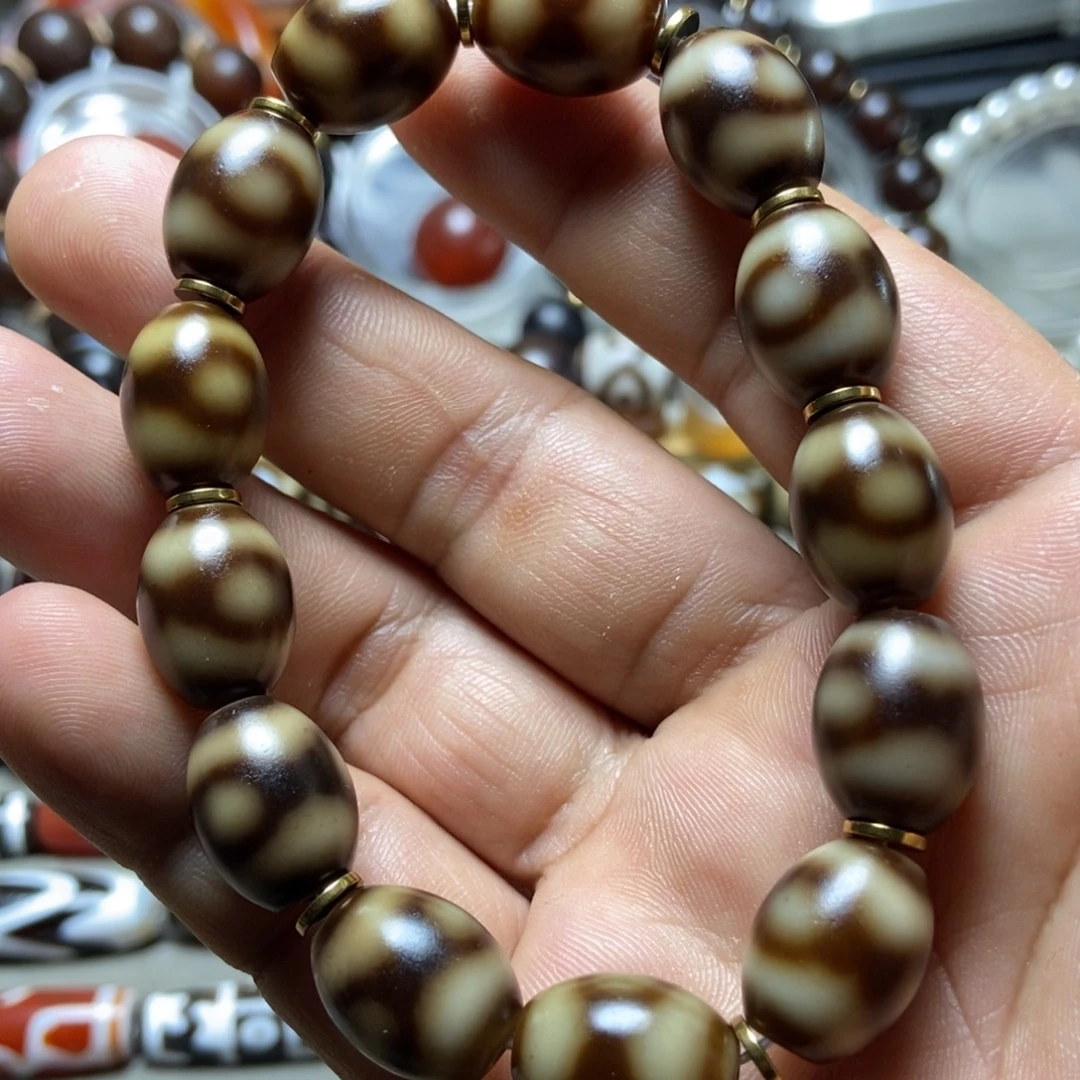 张***叔如图所示细腻油润