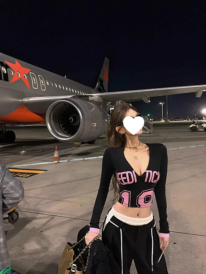 jennie演唱会 美式复古V领印花长袖T恤女修身上衣带胸垫