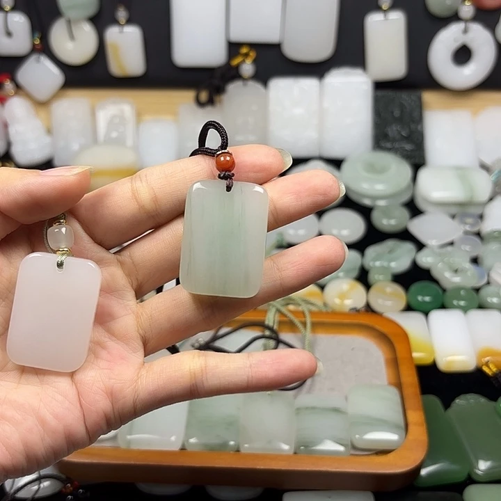 美***来石英质玉未镶嵌颈饰