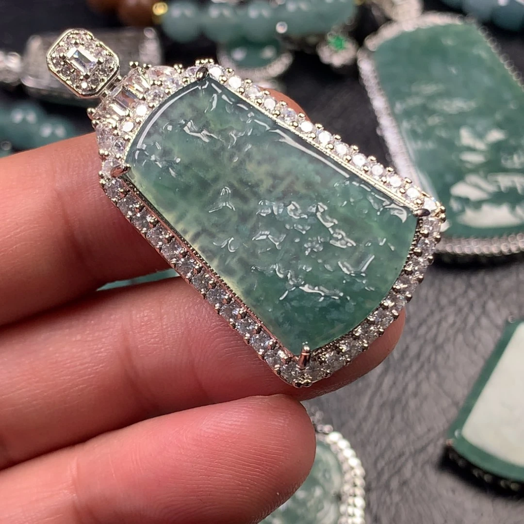 翡翠未镶嵌颈饰山水