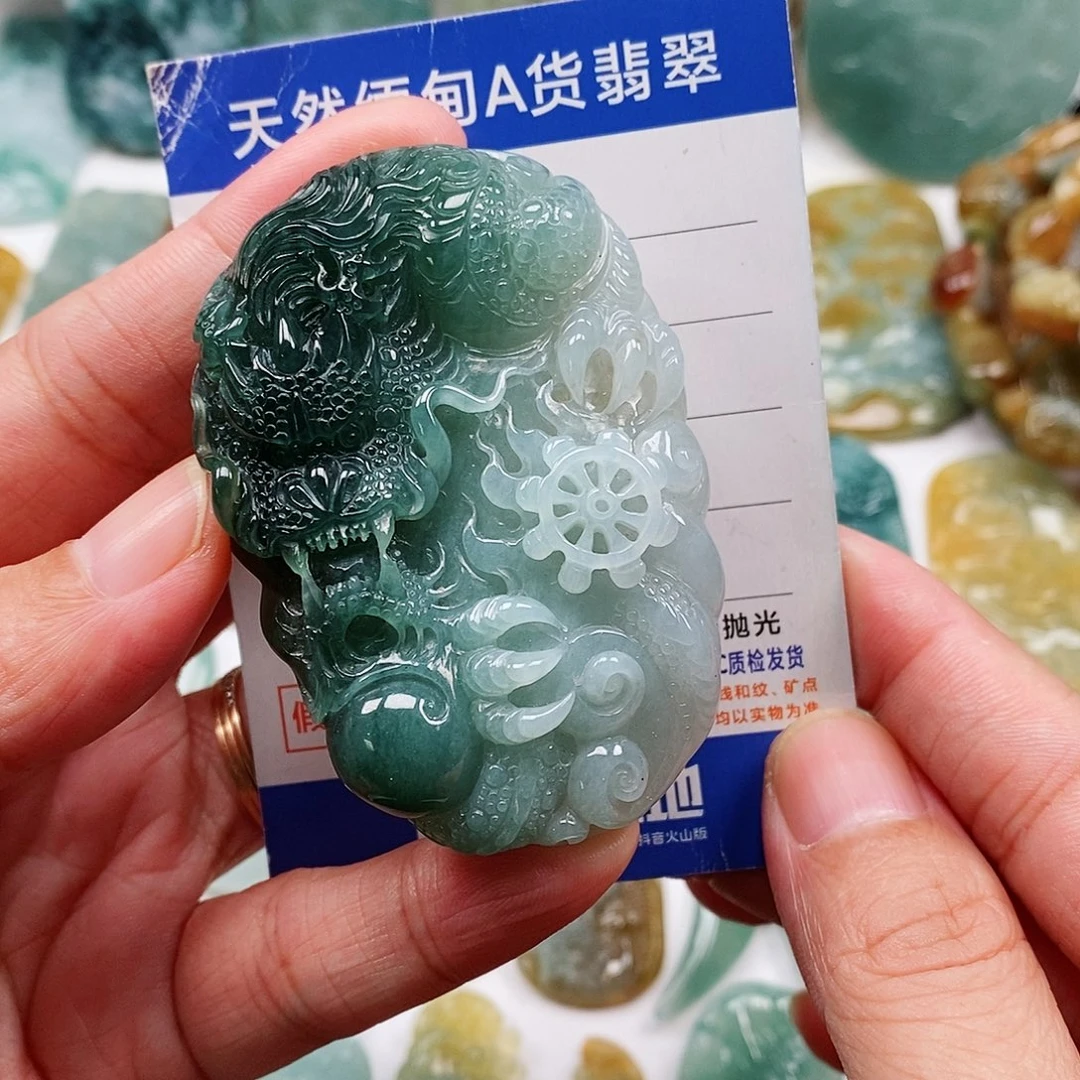 翡翠未镶嵌颈饰龙牌