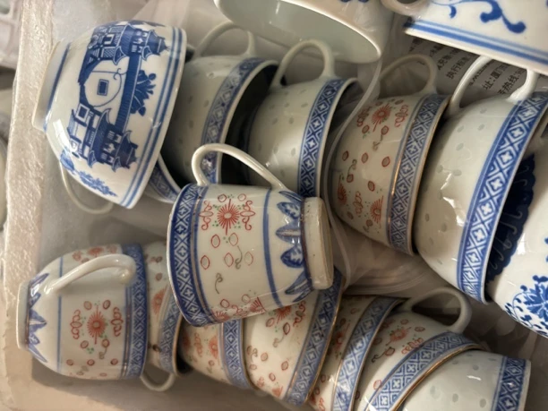青花玲珑加彩茶杯