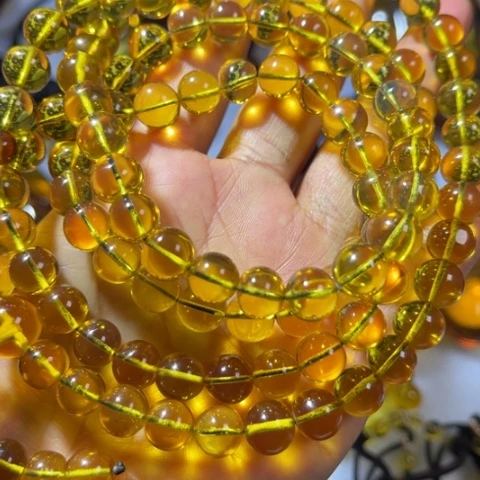 蓝珀颈饰未镶嵌悟****析