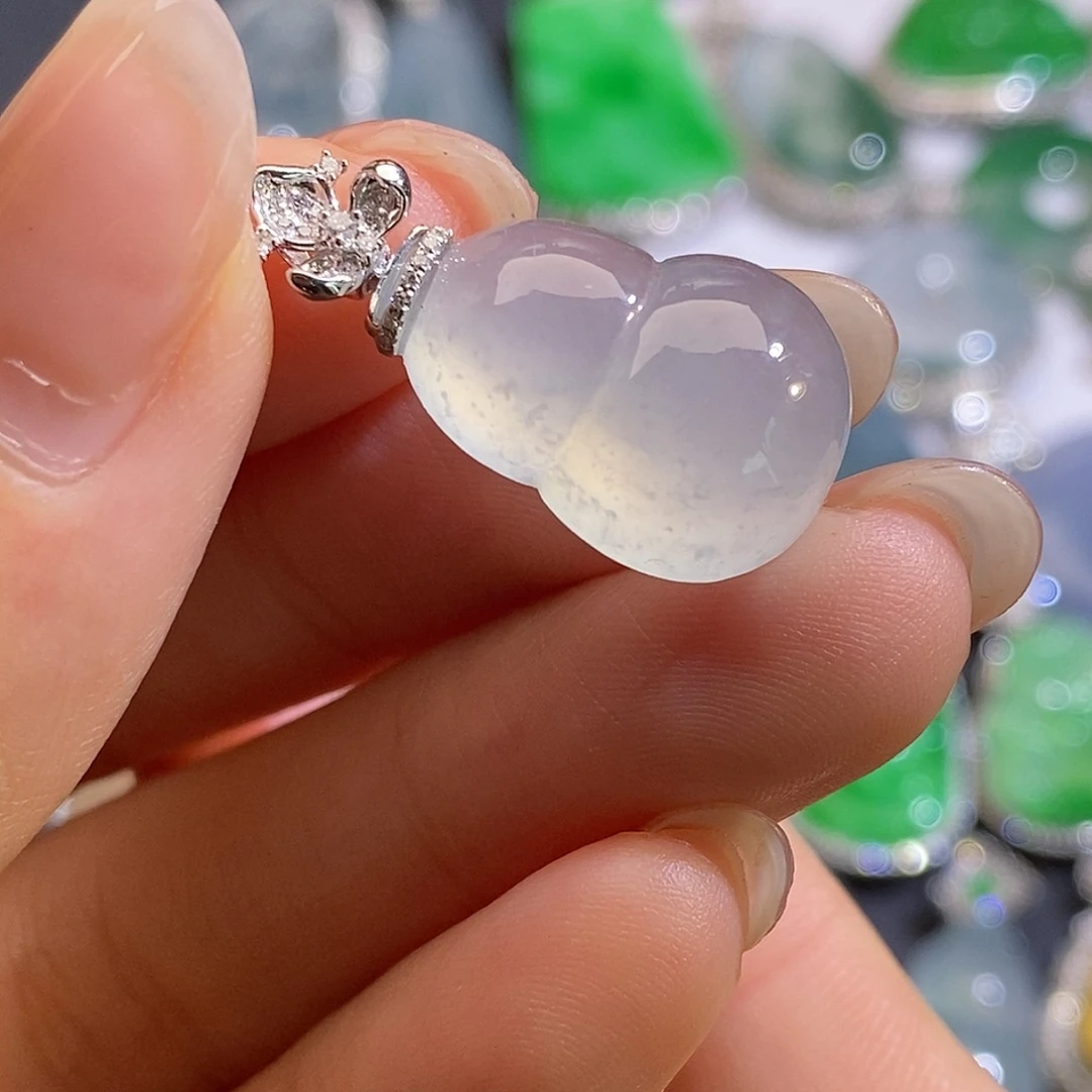 翡翠18K金镶嵌颈饰葫芦