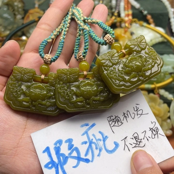 蛇纹石玉吊坠合金