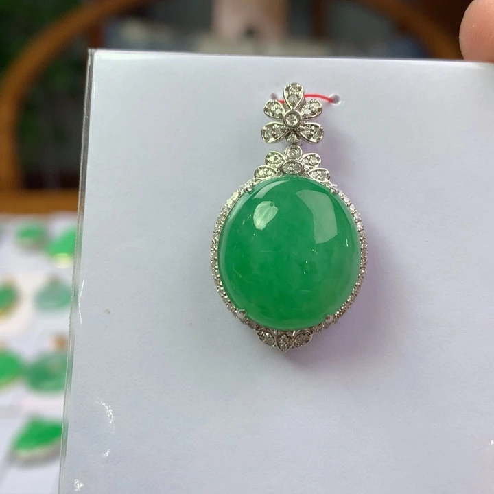 翡翠18K金镶嵌颈饰