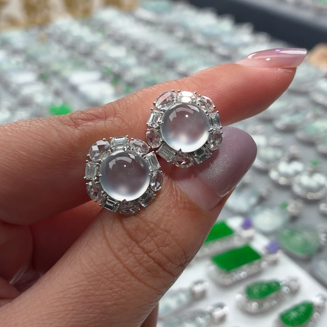 翡翠18K金镶嵌颈饰蛋面耳钉