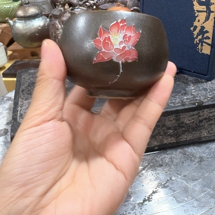 主人杯一个，瓷。品茗瓷