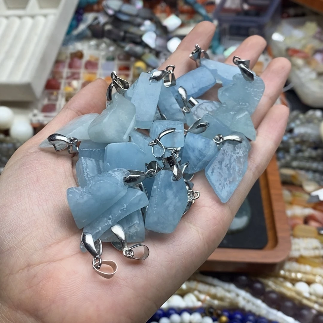玛瑙/玉髓未镶嵌珠宝半成品一个装纯天然海蓝宝原石吊坠