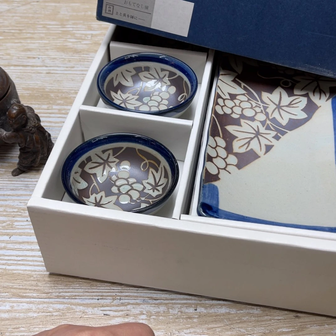 瓷片暗**影密密麻麻地排列在一起