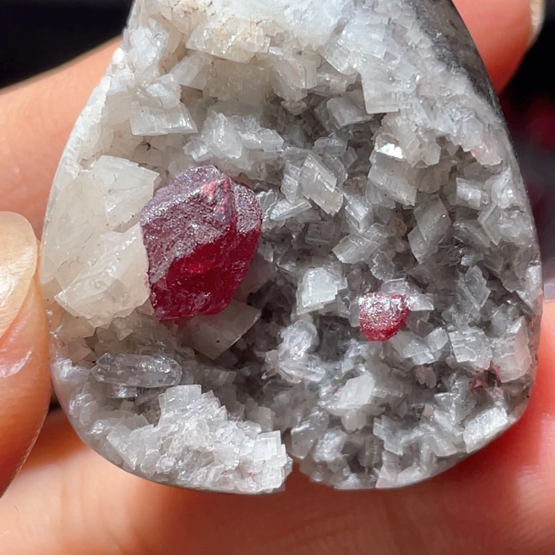 天然辰砂朱砂晶体软红宝聚宝盆