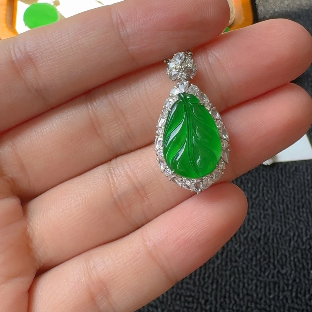 翡翠18K金镶嵌颈饰吊坠