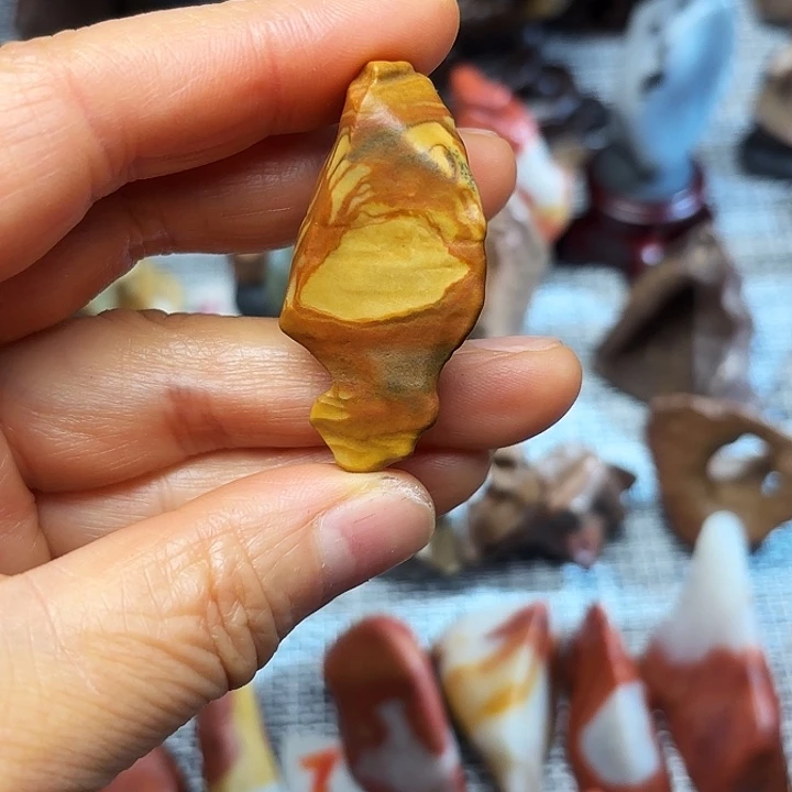 新疆彩泥石原石吊坠