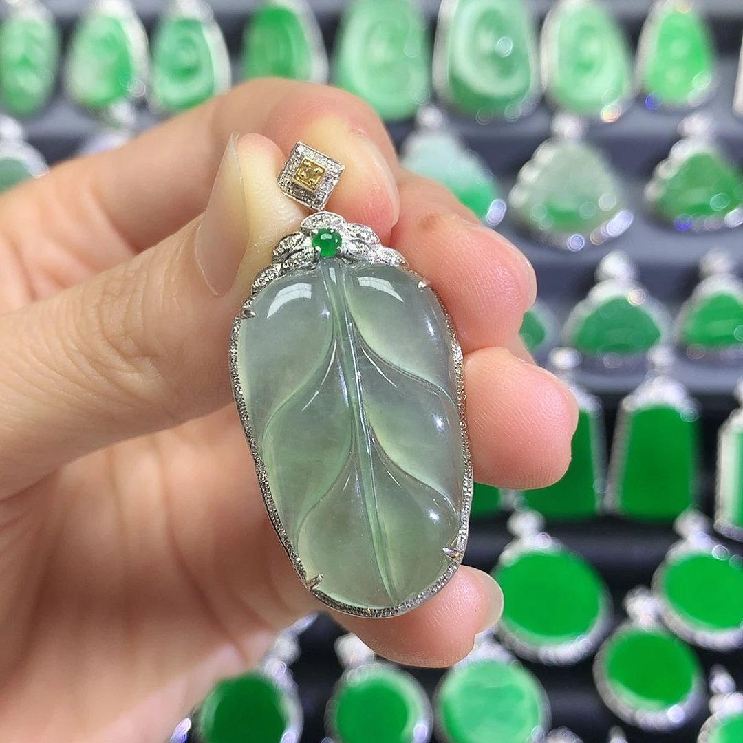 18K金镶嵌颈饰翡翠吊坠