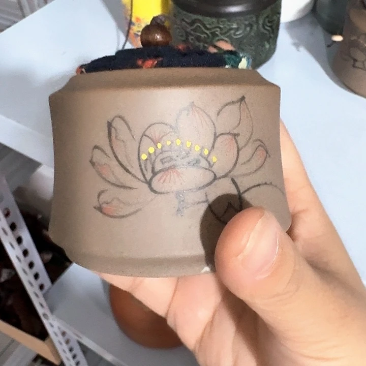 主人杯一个，瓷。。。品茗