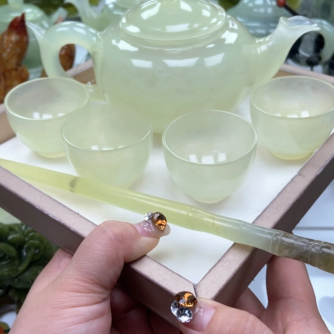 蛇纹石玉壶未镶嵌狮**王