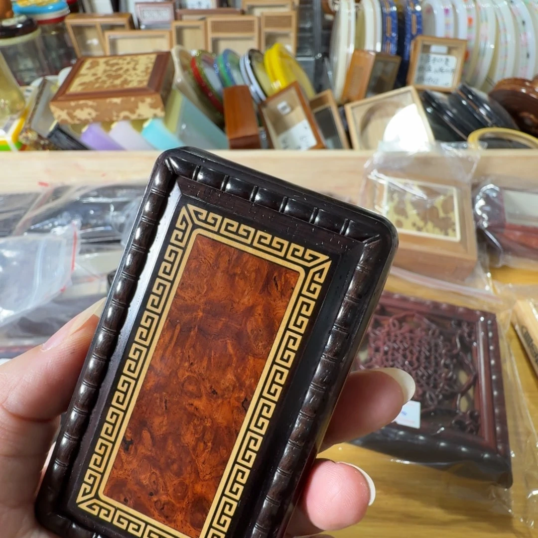 知***士一个漂亮的红木盒