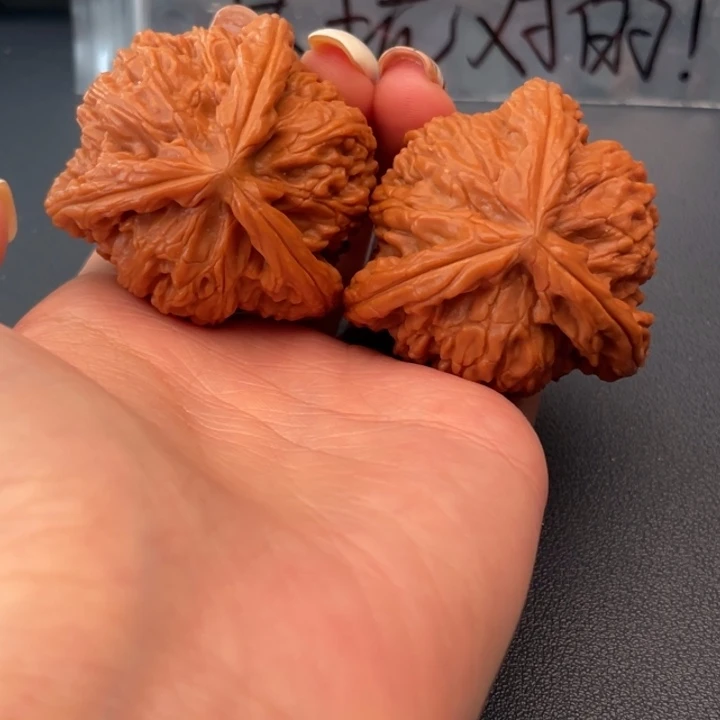 走***了文玩核桃吊坠白狮子