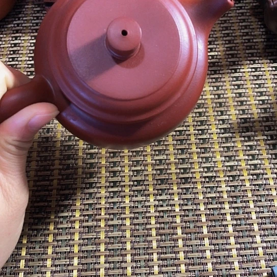 紫砂茶壶原矿泥料手工制作的紫砂壶。