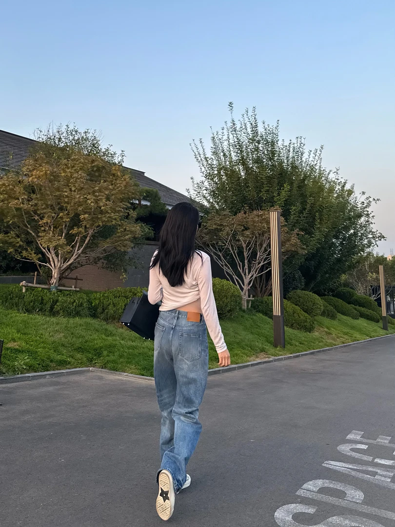 V型腰直筒秋冬蓝色扎花工艺牛仔裤