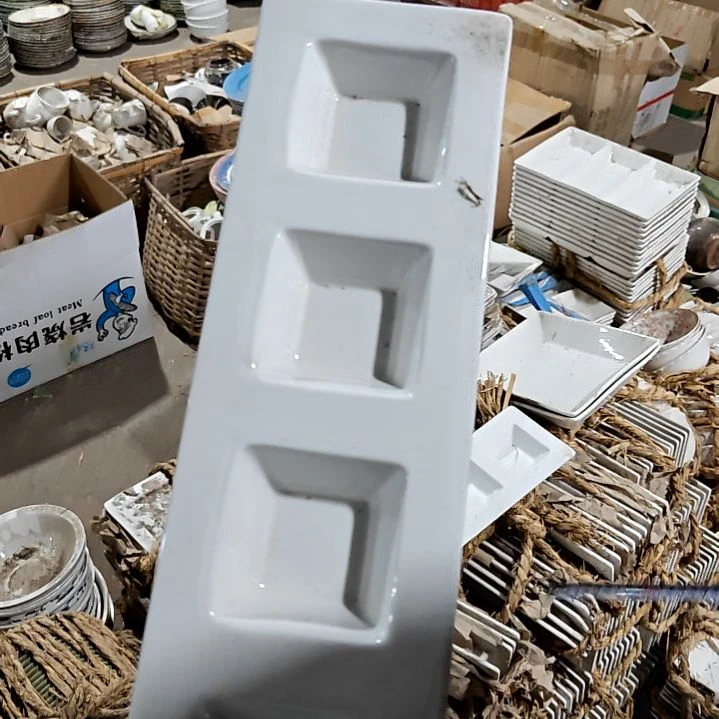 摆件盘子碗茶壶啥都有