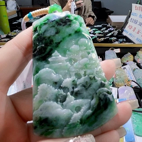 翡翠未镶嵌颈饰一个