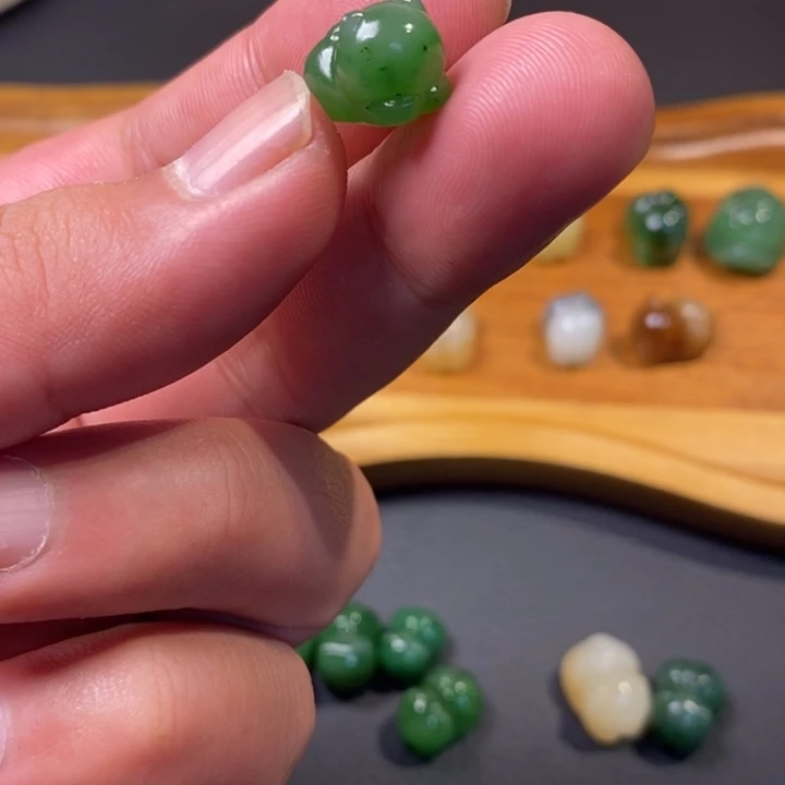 桐***宝和田玉未镶嵌颈饰